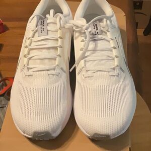 New in box men’s Nike air zoom Pegasus size 14